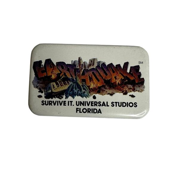Rare Vintage Universal Studios Logo EarthQuake Ride Marquee Button Pin Pinback - Picture 1 of 5